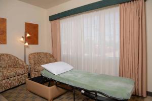 大教堂城棕榈泉雷恩特里西马伦高尔夫度假酒店的一间医院间,配有床和窗户