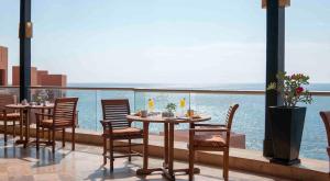圣何塞德尔卡沃Club Regina Los Cabos的海景阳台上的桌椅