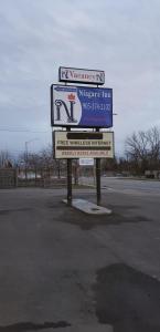 尼亚加拉瀑布Niagara Inn的街道旁停车场的大标志