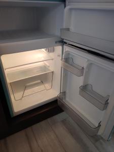 圣地亚哥基恩斯旅馆的厨房里空着冰箱,门开