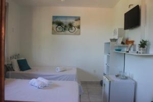 尼泰罗伊Pousada Piratininga的一间设有两张床的房间,墙上挂着一张自行车的照片