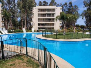 Departamento en Algarrobo Norte内部或周边的泳池