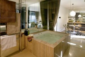 赫本温泉赫本赫本酒店的带浴缸的浴室