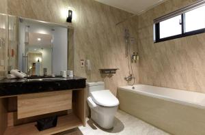 新竹和选旅的带浴缸、卫生间和盥洗盆的浴室