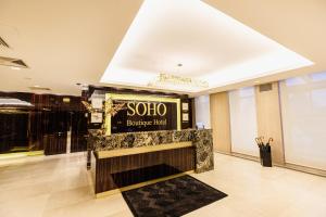 第聂伯罗SOHO boutique hotel的带有服装店标志的商店大堂