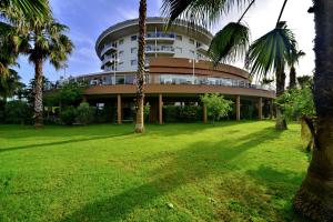 克孜拉阿奇Seaden Sea World Resort & Spa的一座棕榈树建筑
