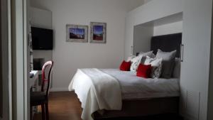 克尼斯纳涡轮机Spa酒店的一间卧室配有一张带红色枕头的大床