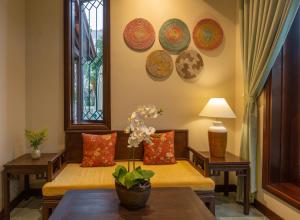 会安Cozy Savvy Boutique Hotel Hoi An的客厅配有沙发和壁板