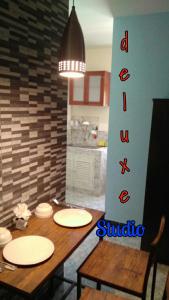 邦涛海滩Studio with aircon n kitchen的一间用餐室,配有一张带白板的桌子