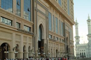 麦加Dorrar Al Eiman Royal Hotel的一群站在建筑物前的人