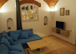 卢克索Malkata House的客厅配有蓝色的沙发和电视
