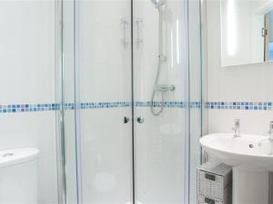 金斯布里奇Greystone的带淋浴和盥洗盆的白色浴室