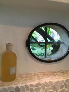 海尔伦La chambre blanche的窗户旁的一瓶洗涤剂