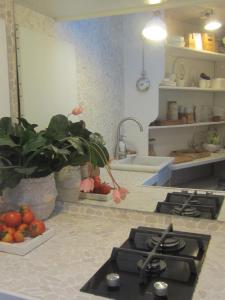 海尔伦La chambre blanche的厨房配有水槽和炉灶 顶部烤箱