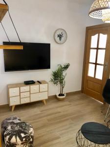 滨海比拉萨尔Vilamarlux IV的客厅设有壁挂式平面电视。