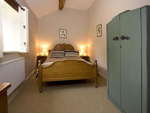 利克Honeystone的一间卧室配有一张带两盏灯的床和一扇窗户。