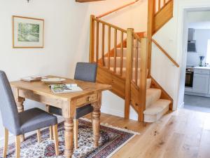 斯基普顿Croft Cottage的一间带桌椅和楼梯的用餐室