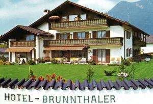 加尔米施-帕滕基兴布鲁萨特伽尼酒店的绿色庭院房屋的模型