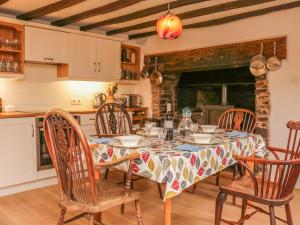 AshreigneyHope Cottage的一间带桌椅的用餐室和一间厨房