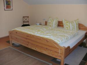奥伊-米特尔贝格Ferienwohnung Klaus的配有一张大型木制床的客房内