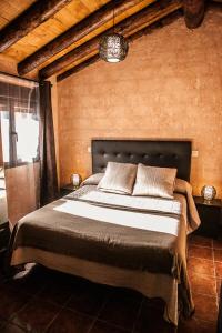 坎塔洛哈斯Apartamentos Rurales El Casarejo的一间卧室,卧室内配有一张大床