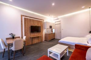第比利斯5 STAR APART HOTEL的酒店客房设有床和客厅。