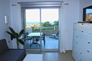 格拉纳迪利亚德亚沃纳Ocean View Apartment with Large Terrace的带沙发和桌子的客厅以及阳台。