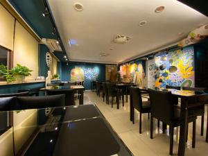 中坜JS Hotel 捷适商旅 - 艺术文旅的餐厅内带桌椅的用餐室
