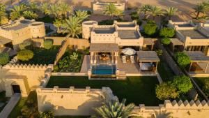 朱瑞拉盖斯尔奥萨拉安纳塔拉沙漠度假酒店的享有大厦空中美景,设有游泳池
