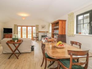 沃明斯特Keepers Cottage的客厅配有桌子和沙发