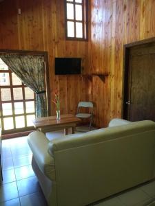 比亚里卡Cabañas Tornagaleones Villarrica的客厅配有沙发和桌子