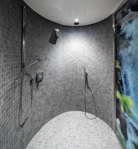 瑟尔蒂罗尔州瑟尔韦尔登卡萨弗里恩酒店的带淋浴的浴室(铺有瓷砖地板)