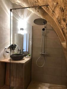 ReillanneParadise Love In Provence - loft en pierres - spa privatif的带淋浴、水槽和镜子的浴室