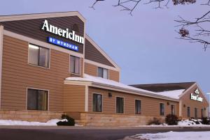 曼凯托AmericInn by Wyndham Mankato Event Center near MSU的建筑的侧面有标志