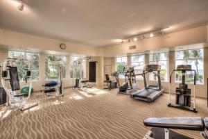 迈尔斯堡海滩情人岛度假酒店的大楼内带跑步机和有氧器材的健身房
