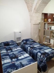 马丁纳弗兰卡Casa Nino的两张床铺位于带拱门的房间