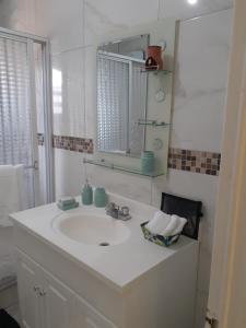 金斯敦GranAnn's Place的白色的浴室设有水槽和镜子