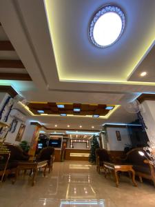 古鲁瓦尤尔Utsavam Hotel Apartments的大堂设有长椅和圆形天花板窗户