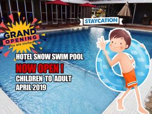 安吉利斯Hotel Snow Angeles的度假村游泳池活动传单