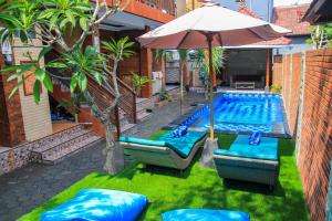 蓝梦岛特加尔酒店的一个带椅子和遮阳伞的游泳池以及游泳池