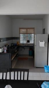 班吉Affordable Stay @ Rue’s Villa Tropika Apartment, UKM Bangi的厨房配有冰箱和窗户。