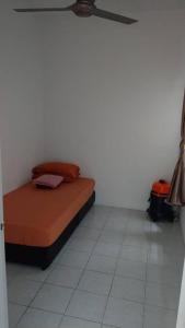 班吉Affordable Stay @ Rue’s Villa Tropika Apartment, UKM Bangi的一张位于白色地板的房间的床