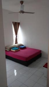 班吉Affordable Stay @ Rue’s Villa Tropika Apartment, UKM Bangi的一张位于带窗户的房间的床