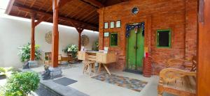 塞米亚克玛哈巴厘岛塔曼阿美萨别墅的砖墙内有绿门的室外办公室