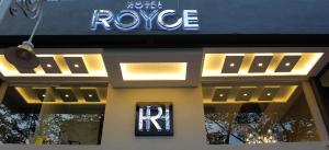 吉隆坡Royce Hotel Kuala Lumpur Sentral的前面有标牌的商店