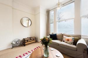 Heart of Ealing Apartment with Garden的休息区