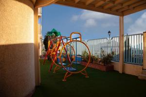 Seven Garden Alhada Suites的儿童游玩区