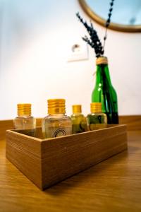 休达德亚Hostal Sa Posada Set Cales的装有四瓶绿瓶的木箱