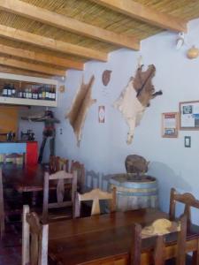 La CiénagaHotel de Campo Oeste Paraíso的一间设有桌子和地图的墙上餐厅