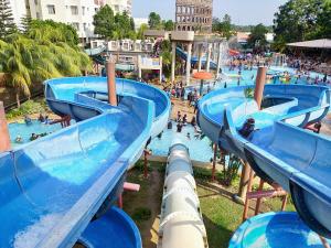 马六甲CT Homestay at Lagoon Park Resort的水上公园的一组水滑梯
